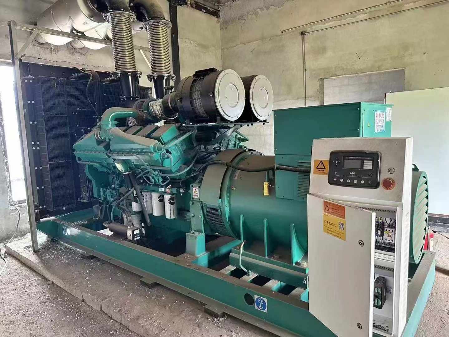 新县无功补偿装置的性能评估需要考虑哪些因素？