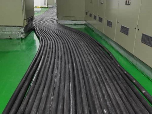 新县如何根据理论计算公式计算温度对特定电压测量结果的影响？